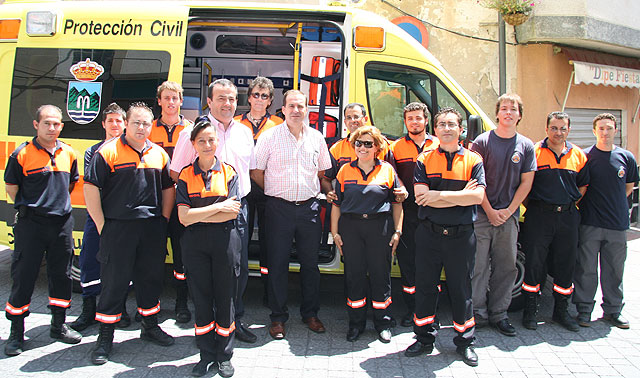 El director general de Administración Local, Javier Iniesta, junto al alcalde de Fortuna, Matías Carrillo y el equipo de Protección Civil