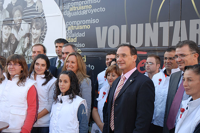 El consejero de Política Social, Mujer e Inmigración, Joaquín Bascuñana, y la ministra de Sanidad y Política Social, Trinidad Jiménez, visitaron el Autobús del Voluntariado en Fortuna. Posteriormente, visitaron las obras del Centro de Equipamientos Sociales