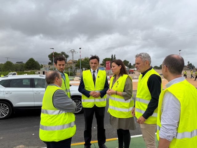 El Gobierno regional concluye las obras de la glorieta de acceso a Los Periquitos en Fortuna