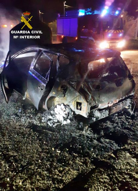 La Guardia Civil detiene a dos peligrosos delincuentes por golpear, robar y quemar el coche a un vecino de Alicante