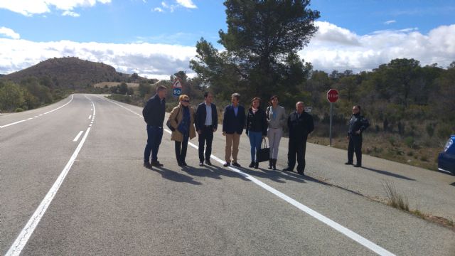 Fomento mejora la señalización horizontal de la carretera que comunica Fortuna con la pedanía de La Garapacha