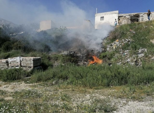 Incendio en el antiguo vertedero de la aldea de Caprés, pedanía de Fortuna