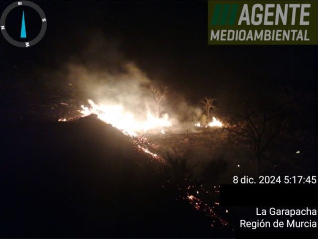 Servicios de emergencias actúan para sofocar un incendio en La Garapacha