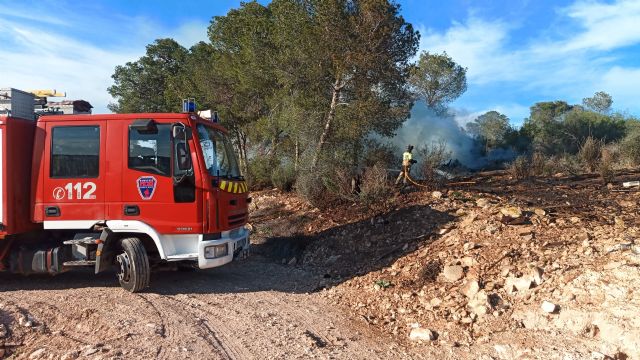 Servicios de emergencias intervienen en un conato de incendio forestal en Fortuna