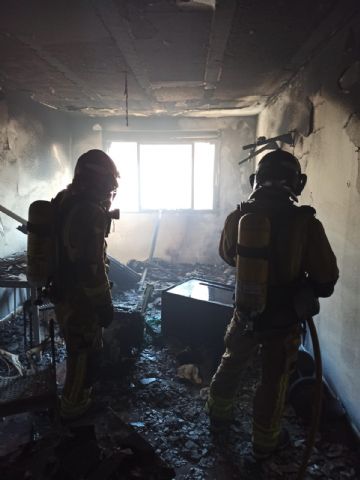 Bomberos del CEIS extinguen un incendio en una vivienda en Fortuna