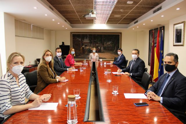 Martínez Vidal recibe a la alcaldesa de Fortuna para dar a conocer las ayudas puestas en marcha con motivo de la pandemia