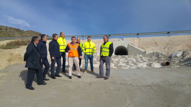 Reparan la calzada de la carretera que une Baños de Fortuna con Venta Collares