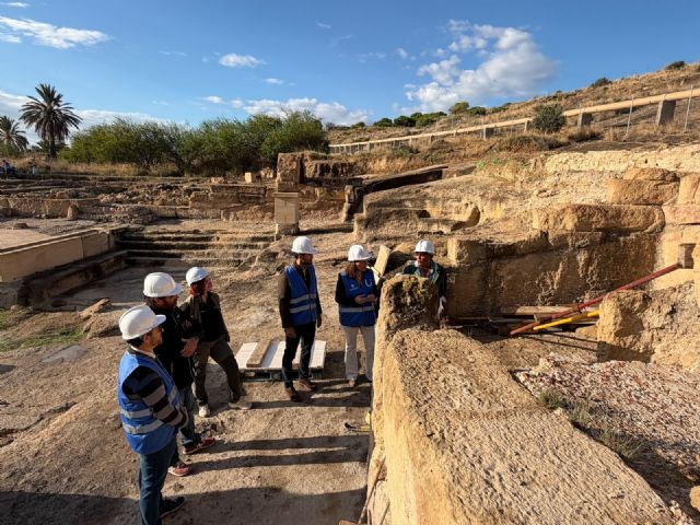Fortuna traslada al Museo Arqueológico de Murcia una inscripción romana monumental hallada en los Ba&ntilde;os Romanos