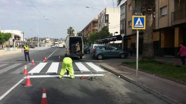 El Ayuntamiento refuerza la seguridad vial en la Avenida Salvador Allende con señales luminosas y “ojos de gato” en pasos de peatones