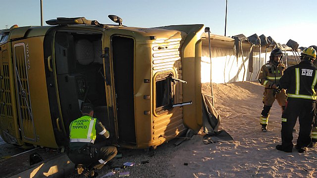 Un herido en accidente de tráfico al volcar un camión en la RM-423, en Fortuna