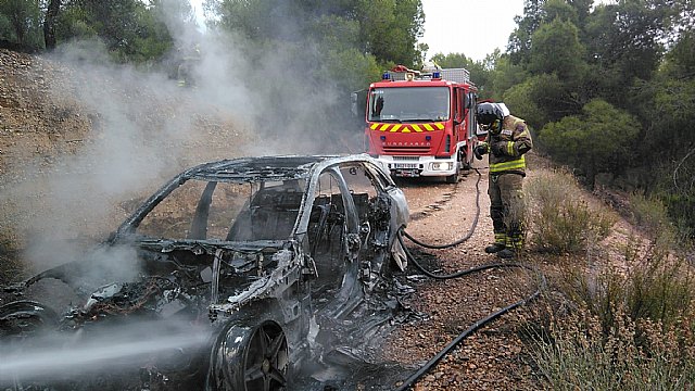 Incendio de un turismo en la carretera de Fortuna entre el Coto de Cuadros y el cine Flipper