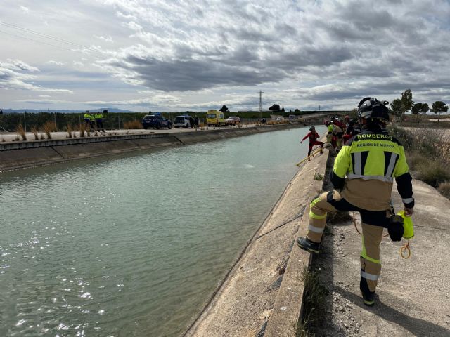 Servicios de emergencia retiran del Canal del Trasvase Tajo-Segura un vehículo sin ocupantes en Fortuna