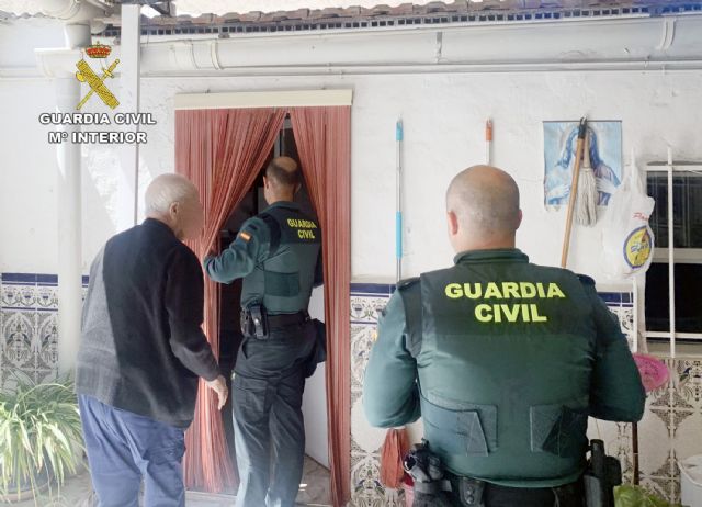La Guardia Civil rescata a un anciano del incendio de su vivienda en Fortuna